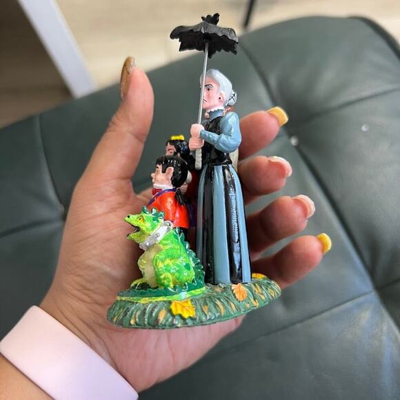 Dept 56 Snow Village Halloween A GRIMSLY FAMILY - Picture 4 of 6